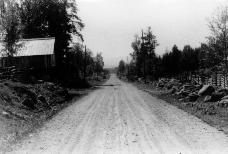 Landsvägen från Backlunds affär i Nyskoga och söderut. 1940-talet.
