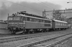 Elektrisk lokomotiv type El 14 nr. 2164 og personvogn type B