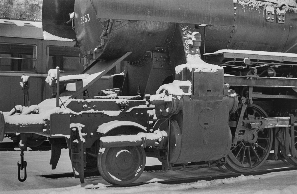 Utrangert damplokomotiv type 63a nr. 5863 på Marienborg. Lokomotivet er underveis til hugging.