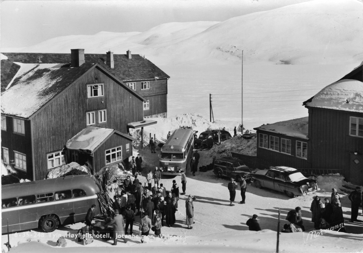 Livlig påsketrafikk ved gamle Tyin Høyfjellshotell på slutten av 1950-tallet. Bildet viser E-15636 som tidligere er beskrevet, videre E-15598 som før er nevnt.