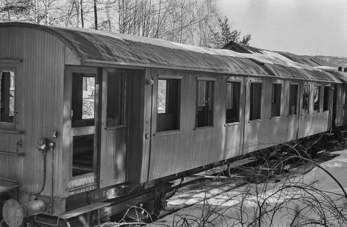 Rjukanbanens utrangerte personvogn Bo nr. 9 under opphugging på Hokksund.