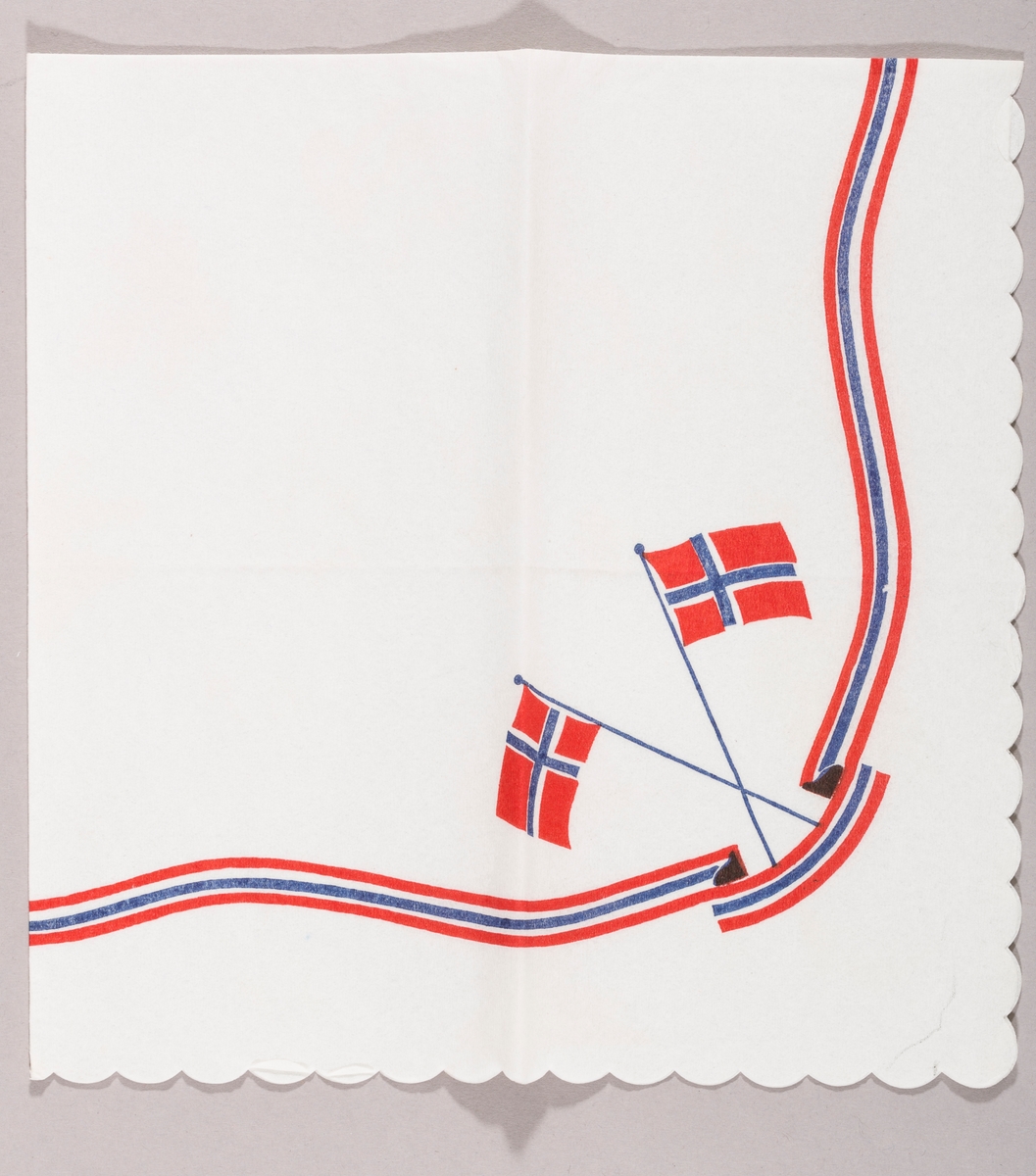 To norske flagg i kryss. Et bånd med knekk i rødt, hvitt og blått