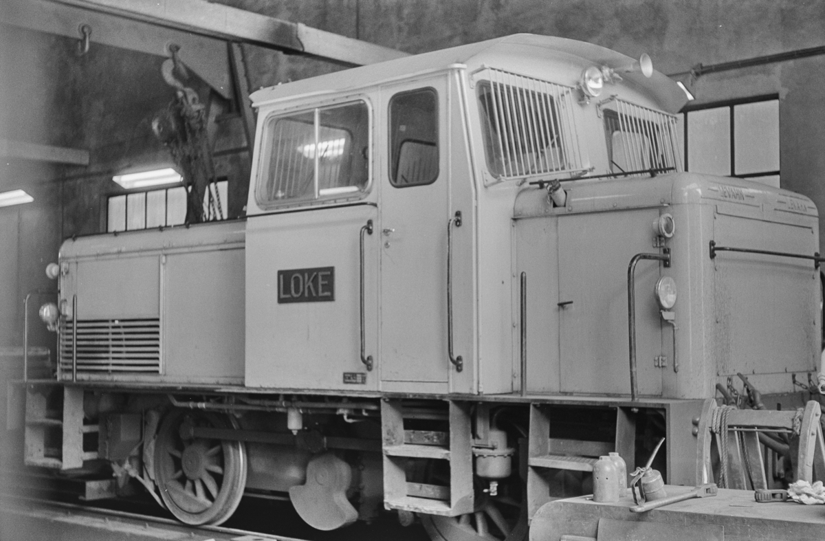 Sulitjelmabanens diesellokomotiv LOKE i lokomotivstallen på Lomi.