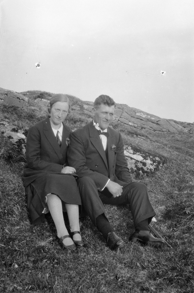 Mann og kvinne sittende i gresset.