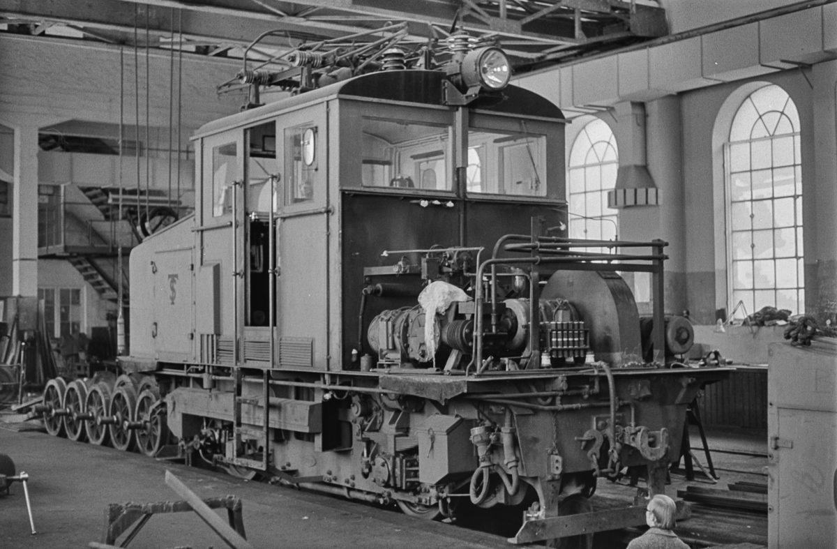 Thamshavnbanens elektriske lokomotiv nr. 6 under revisjon i verkstedet på Thamshavn.