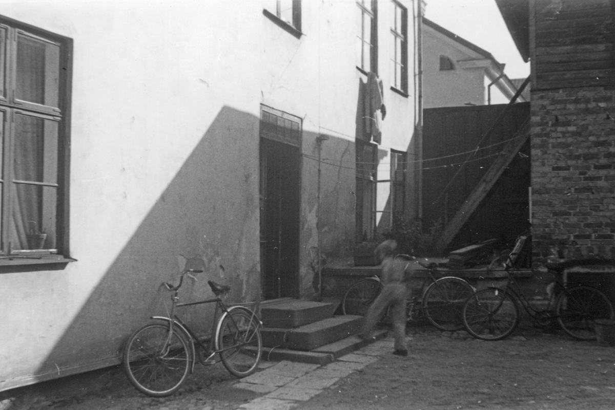 Gårdsinteriör från kvarteret Tunnan i Norrköping. Fotografiet taget i samband med rivningsansökan 1953.