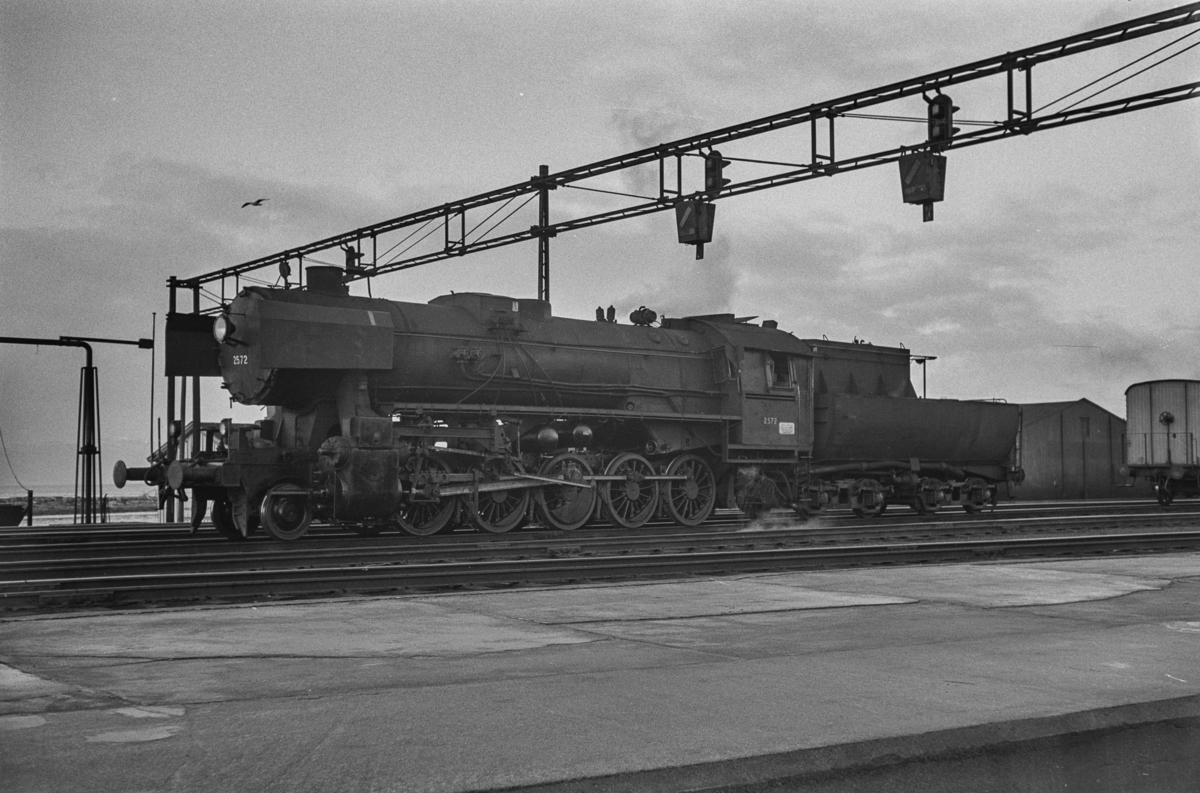 Damplokomotiv type 63a nr. 2572 på Trondheim stasjon.