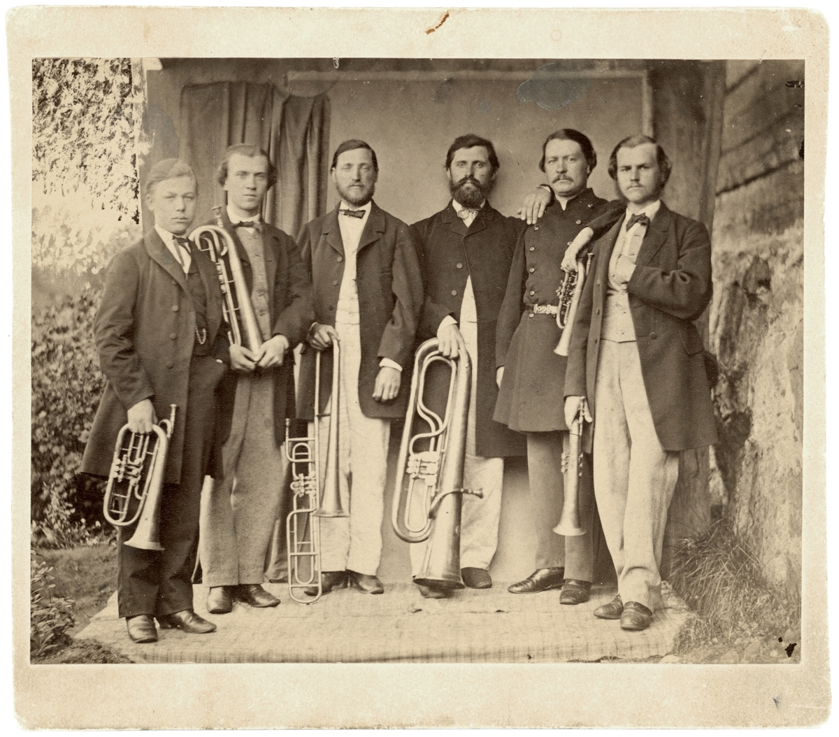 Orkester som kan knytas till Reijmyre glasbruk. Påskrift namnger fem av musikanterna;  Edvard André, Georg Schmidt, Alfred Schmidt, Oskar Schmidt och Vilhelm Heintze.
