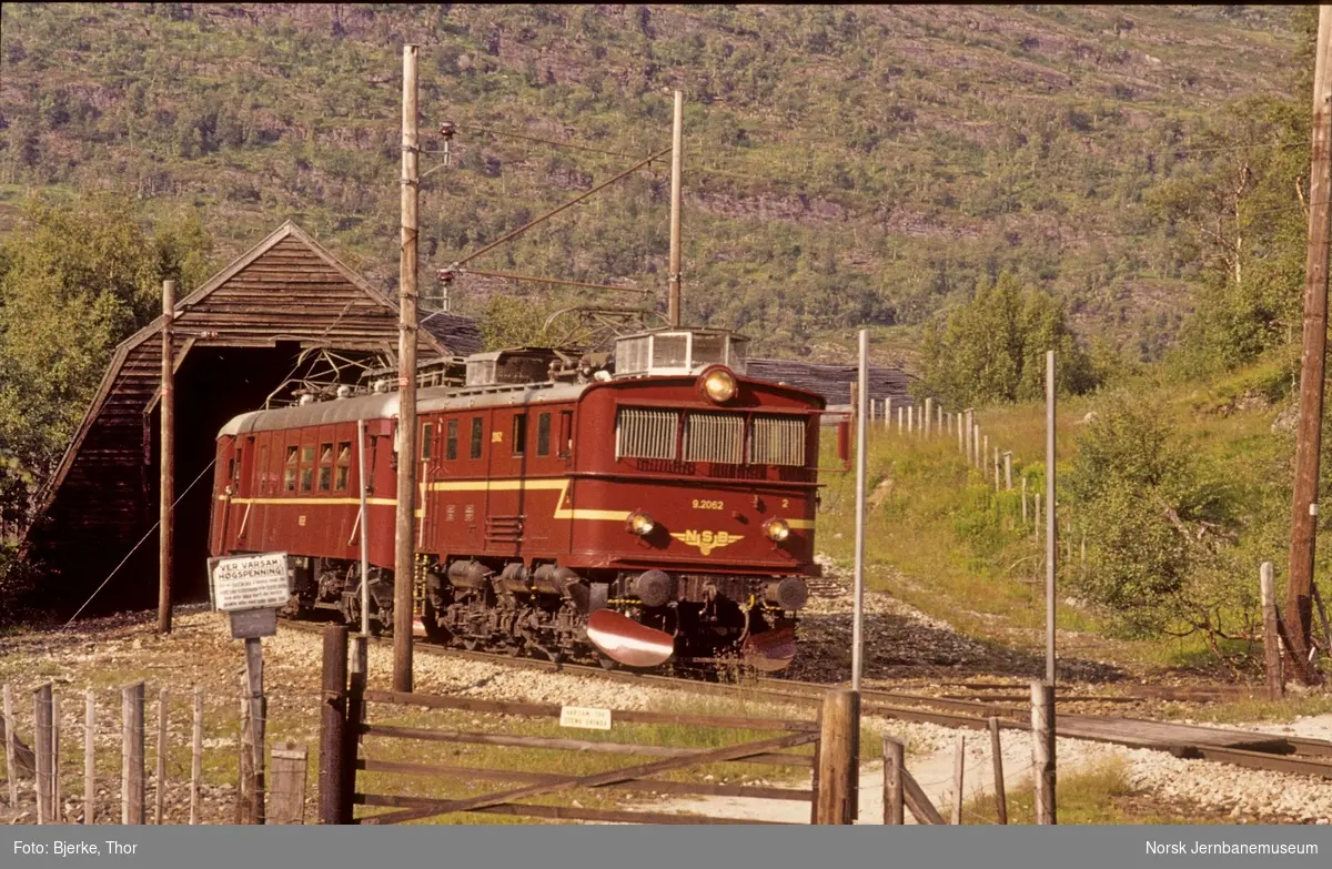Elektrisk lokomotiv El 9 2062 og motorvogn BM 64 07 med persontog 1888 ankommer Vatnahalsen holdeplass