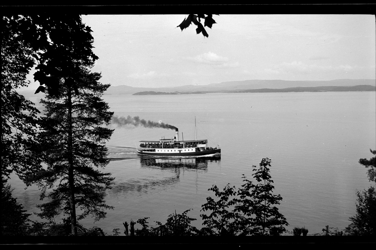 Nesoddbåten går forbi Flaskebekk på Nesodden. Fotografert 1931.
