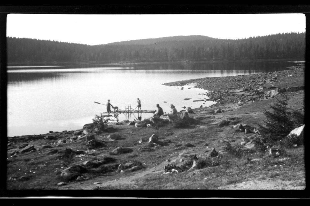 Friluftsliv ved Ørfiske i Nittedal. På flåten i vannet står brødrene Julius og Rolf Jr. Sundt og deres kusine Elsa Sundt. Fotografert 1929.