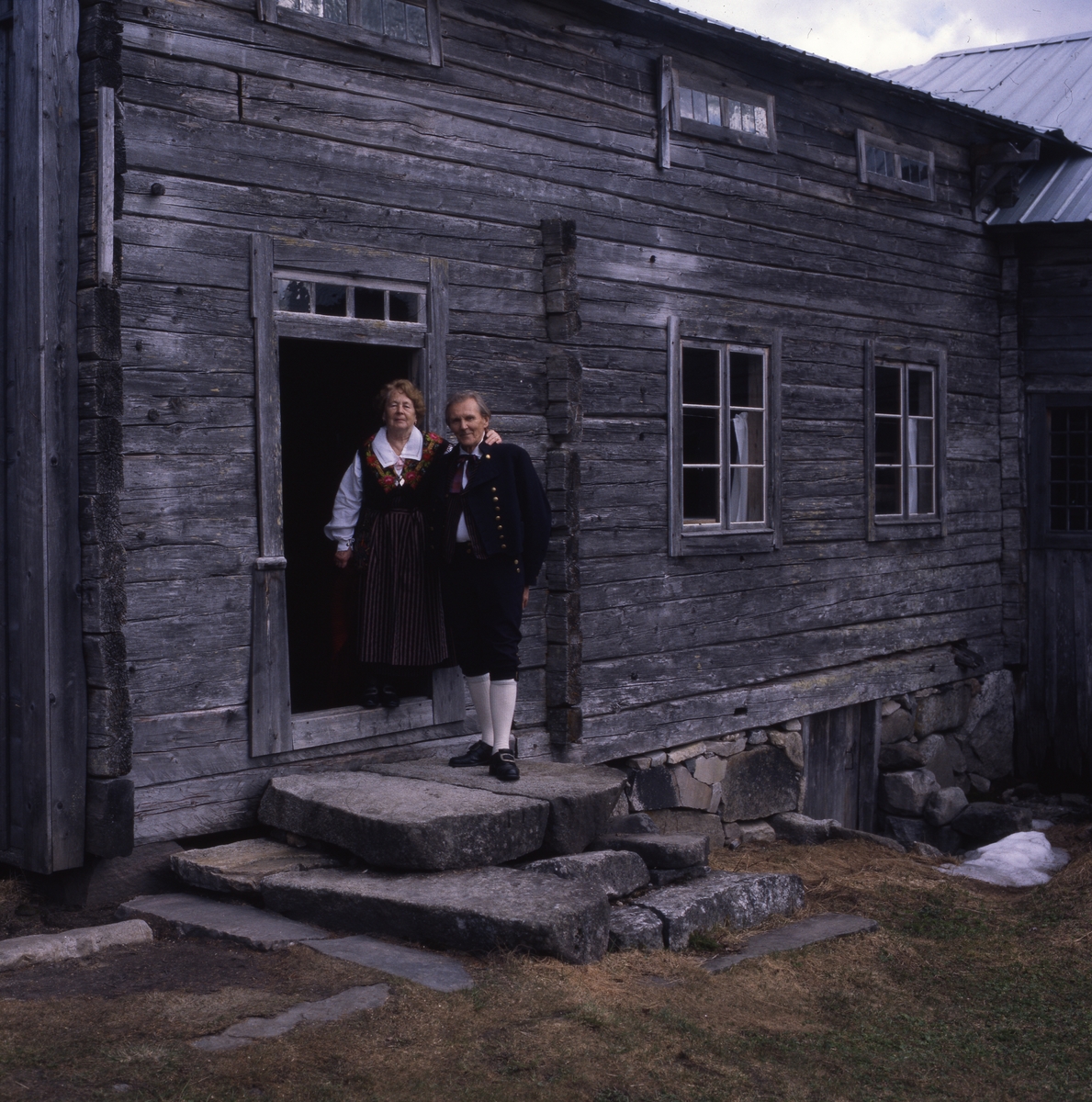 Hilding och Adéle Mickelsson i hembygdsdräkt på trappan till
gården Ersk-Mats vid GH hembygdsförbunds årsmöte i Hassela, lördag 24 maj 1997.