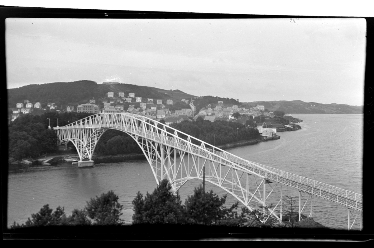Utsikt over Nordsundsbroen i Farsund. Byen sees i bakgrunnen. Fotografert 1930.