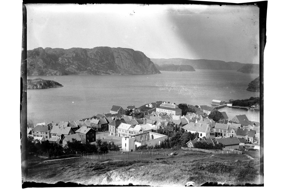 Utsikt fra Varbakk mot Farsund, etter bybrannen 1901. Fotografert 1903.