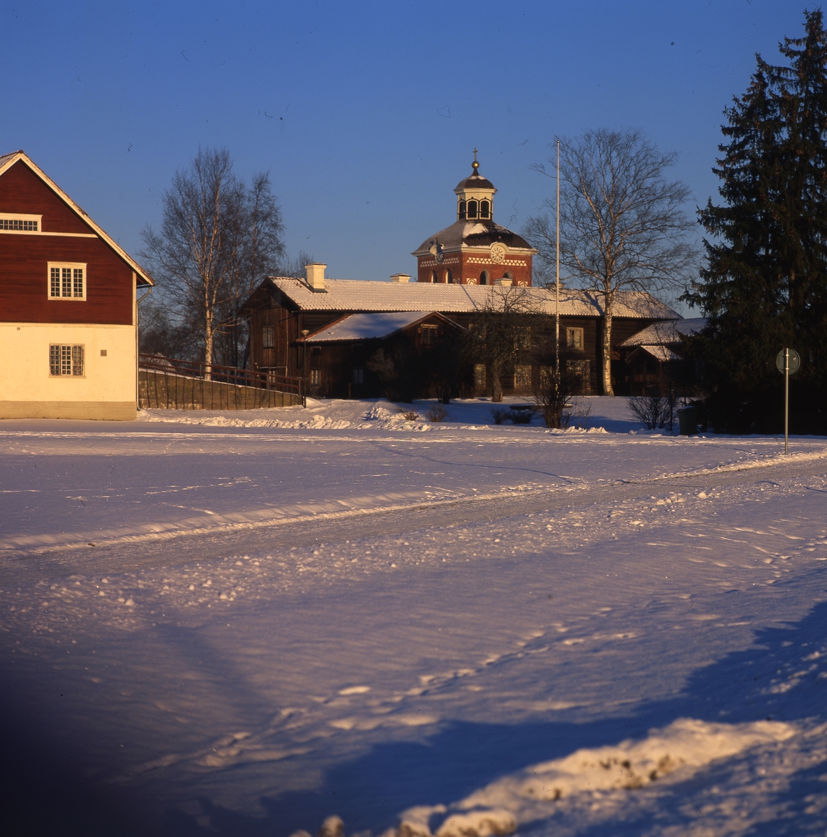 Hembygdsgården Kämpens och tornet på Bollnäs kyrka i vinter och sol, 16 januari 2001.