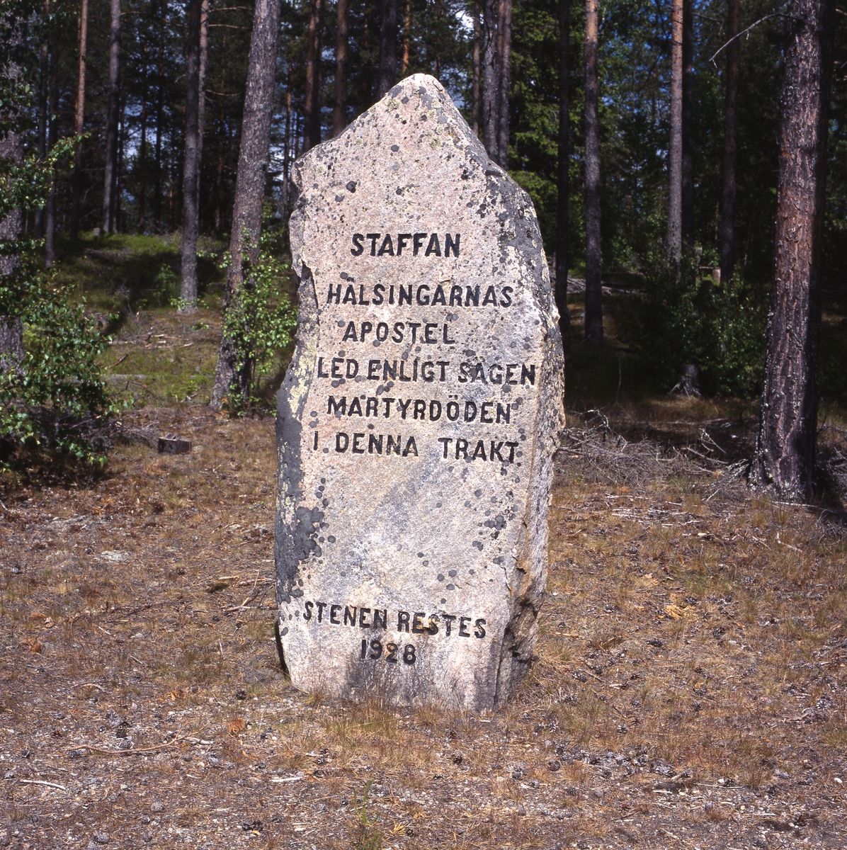 Staffansstenen med inskriptionen "Staffan hälsingarnas apostel led enligt sägen martyrdöden i denna trakt. Stenen restes 1928". Själstuga, maj 2001.