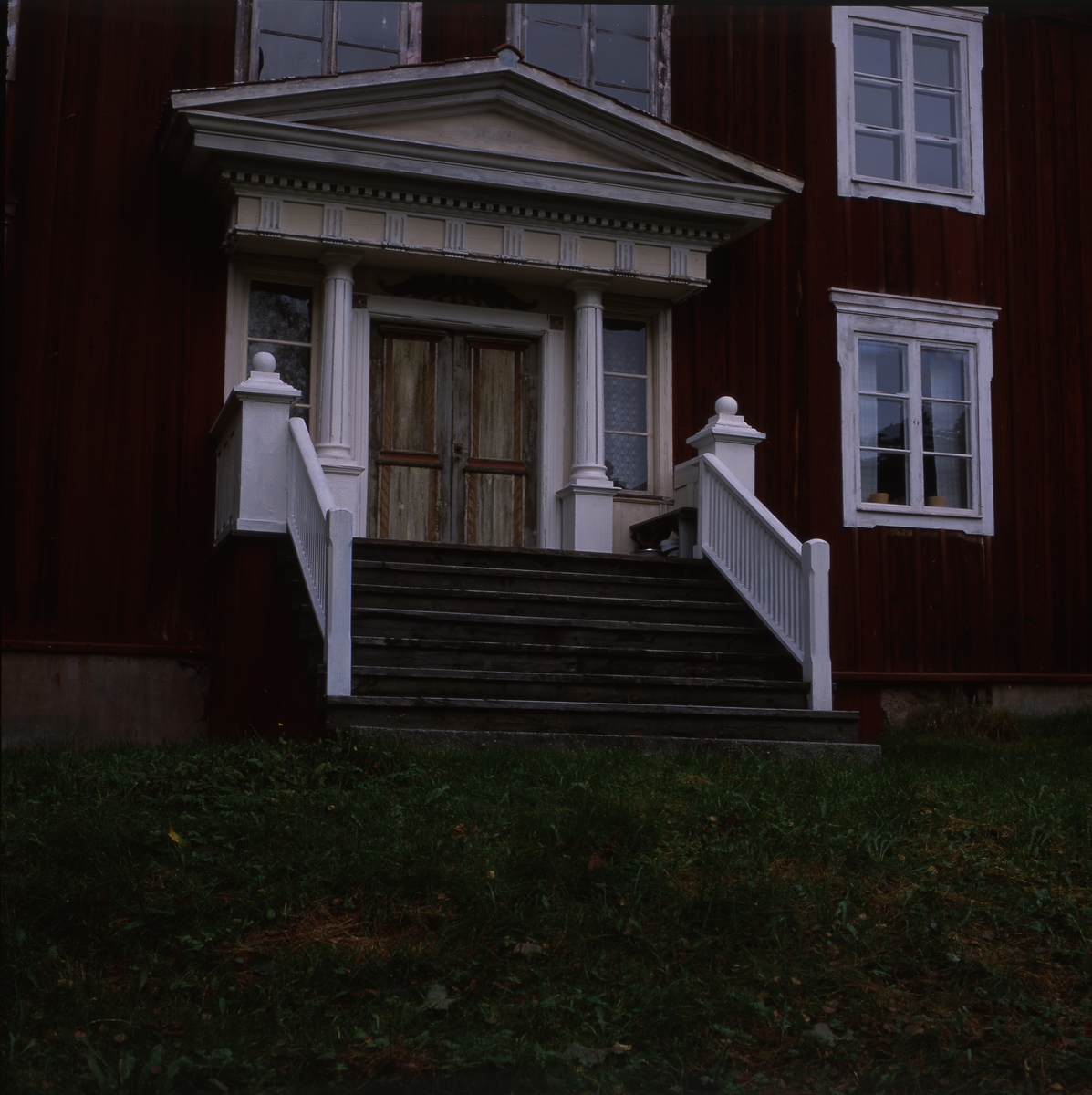 Stor förstukvist med pardörr på gammal gård i Ovanåker, 7 oktober 2001.