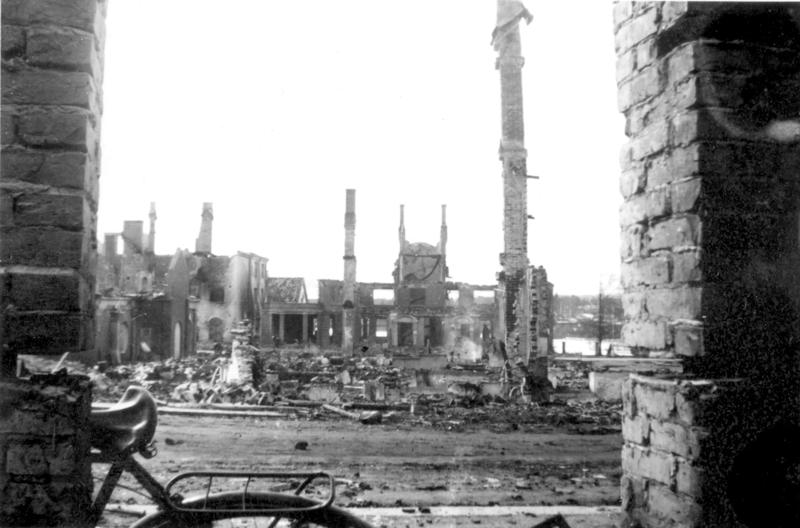 Bombene utslettet det meste av Elverum sentrum. Fotograf ukjent/Glomdalsmuseets fotoarkiv. (Foto/Photo)