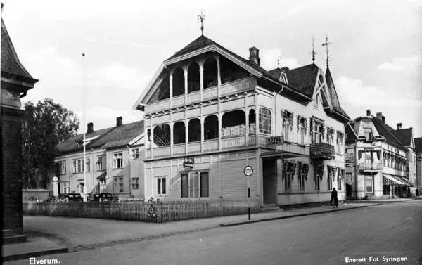 Hotell Central i all sin prakt før bombingen.