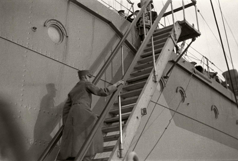 Den 7. juni 1940 går kong Haakon og kronprins Olav om bord i den britiske krysseren Devonshire med kurs for England. Foto: Nikolai Ramm Østgaard/ De kongelige samlinger.