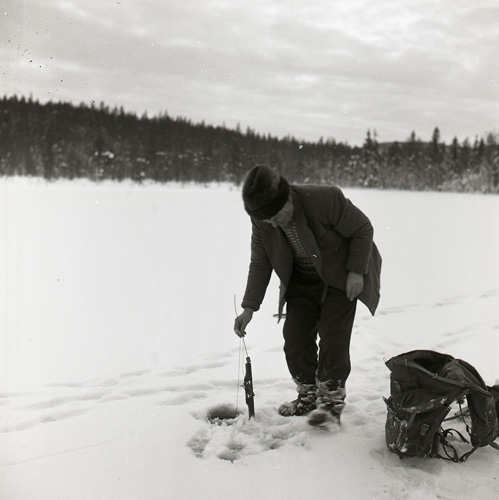 Albert anglar vid Lorttjärn, december 1961.
