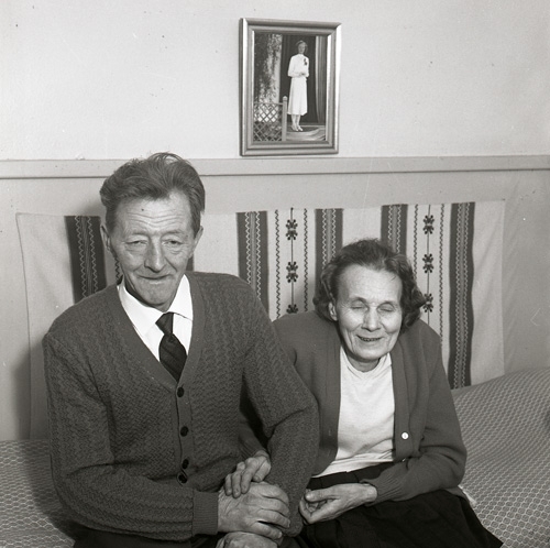 Makarna Jonsson, Hästberg 1964. De sitter nära varandra på en säng med en rana på väggen bakom. Där hänger också en konfirmationsbild.
