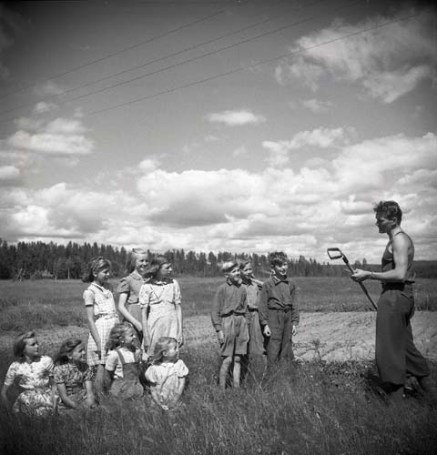 Hilding har lektion om redskap för en grupp barn. Unga Odlare 1948 - 1949.