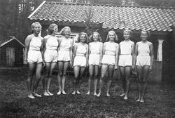 En rekke damer står sammen etter en gymnastikkoppvisning i 1940.