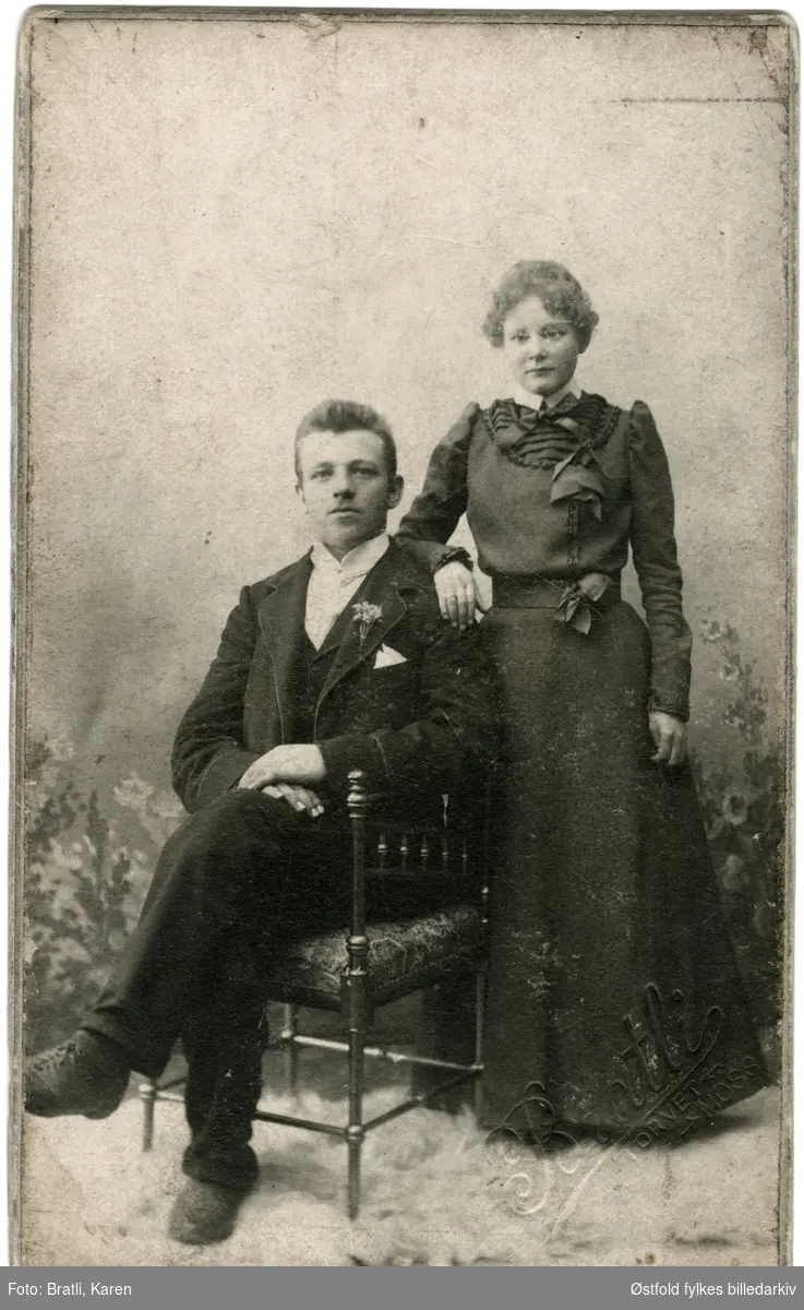Portrett av mann og kvinne i atelier, visittkort, ca. 1891-1909 i Moss.