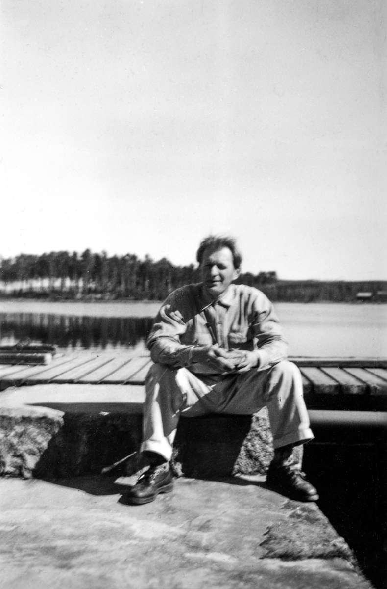 Einar Pedersen sittende ved kanten av Hamardammen i Løten. Einar begynte som damvokter ved Hamardammen i 1952. Han var damvokter der i ca 30 år. Og han var den siste damvokteren i Løten. Han flyttet til Ådalsbruk i 1970.