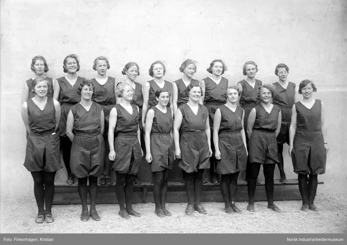 Gruppefoto av kvinner i uniformer, sannsynligvis turnere.