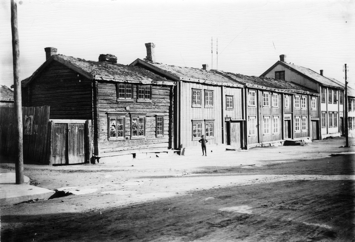 Gatefasader i Bergmannsgata , Røros 1914. Tronshartgården, Rasmusgården, Trongården