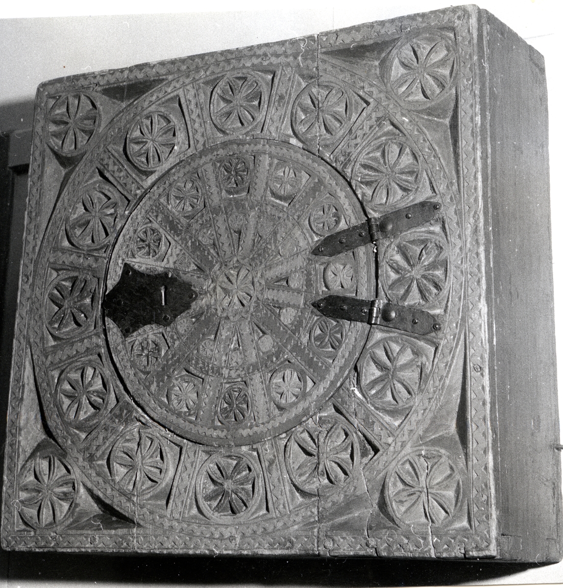Hengeskåp i karveskurd med solhjul frå 1500-1600-talet frå Kvame i Vang i Valdres.