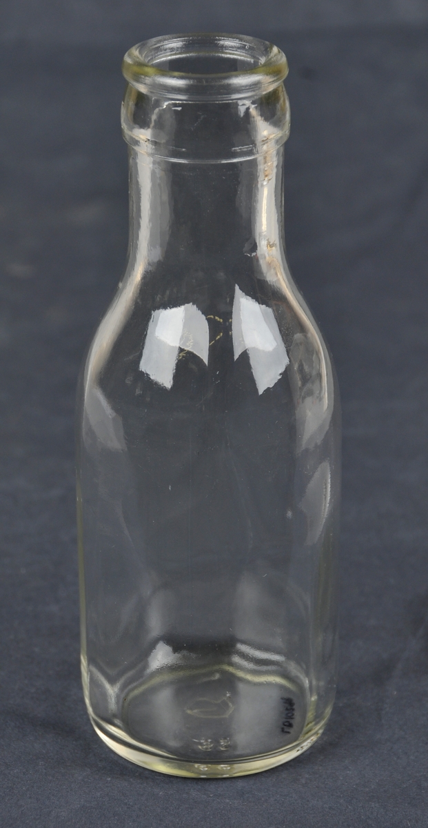 Fire dl mjølkeflaske av klart glas.