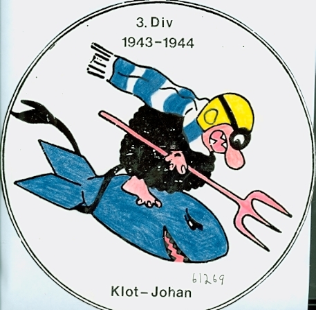 F6 Karlsborg 1944. 3. Divisionens emblem 1943-1944-Klot-Johan.  Albumet är en del av en donation från Karl-Axel Hansson, Karlsborg. Förteckning över hela donationen finns i albumet samt som Word-dokument.