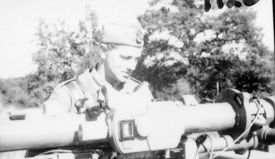 Skoglund, sergeant, A 6, vid avståndsinstrument.