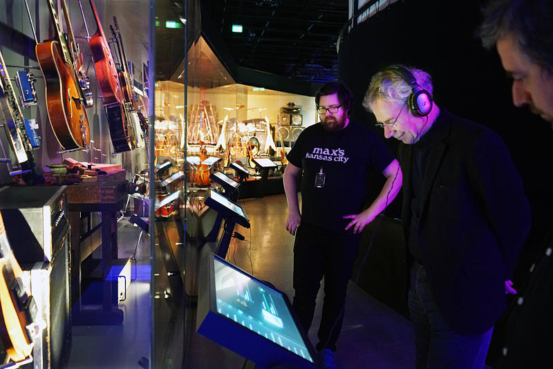 Bill Bruford studerer utstilling Rockens verktøy, med Kristian Krokfoss og Morten Haugdahl. (Foto/Photo)