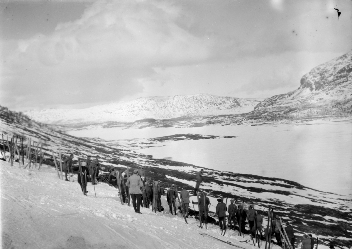 Mennesker med ski ved Øvre Sjodalsvatn.
