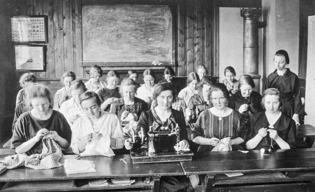 Handarbeidstime på Hardanger Folkehøgskole i 1923.