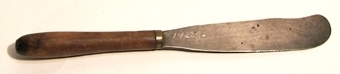 Matknivar, alternativt smörknivar med blad av järn och skaft av svarvat trä. En mässingring nedtill vid knivtången.