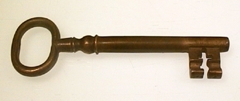 Nyckel med tvåflikigt ax. Svarvad dekoration på skaftet.
