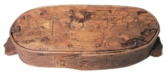Oval spånask av furu med två svepsömmar av rottågor, karv- och uddsnittsornering och vridlock.