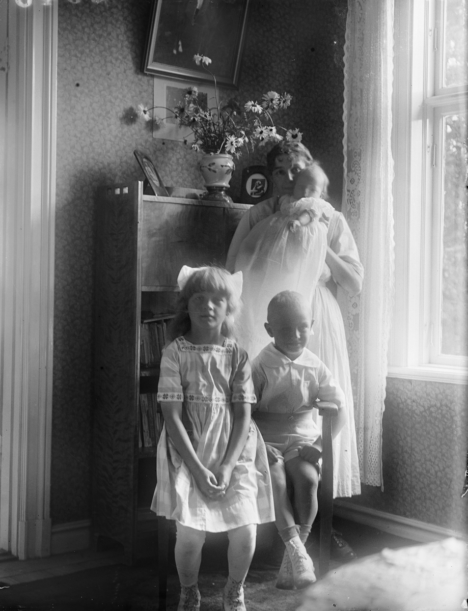 "Fru Maja Telin med barnen i rummet", Fröslunda, Altuna socken, Uppland 1922