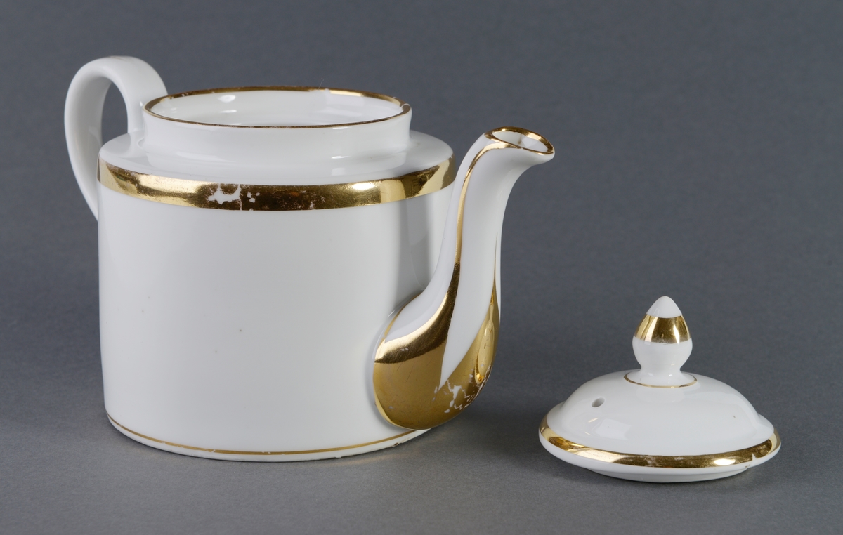 Rund te/kaffekanne av porselen med glasur og gulldekorasjoner som er noe slitt. Med hank og tåreformet lokk.
