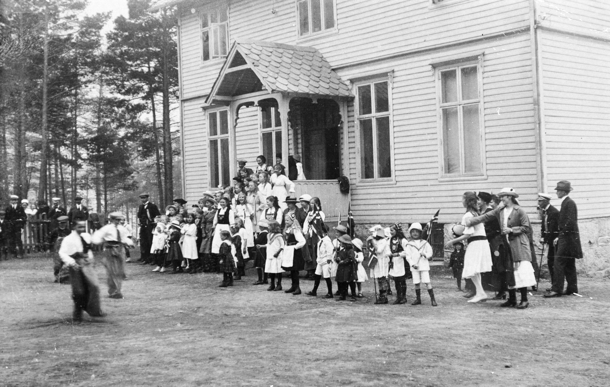 Barn i skolegården 17.mai 1917. 