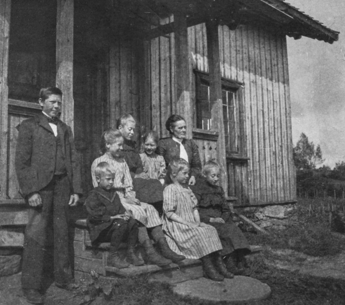 Ungene på Øvre og Nedre Torpet samlet til skolegang ca 1905 (trolig noe før). På bildet ses Einar (1887), Thea (1889), Anne (1891) og Gunnar (1896) fra Øvre Torpet, og Berthe (1887), Marthe 1889) og Gina (1892) fra Nedre. Lærer: Mathea Rovelstad.