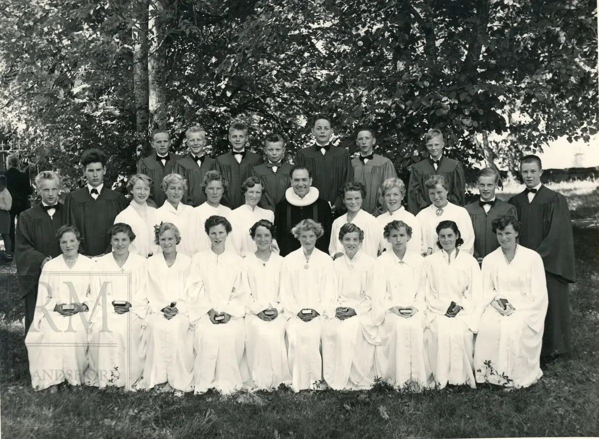 Konfirmasjon Nes kirke 1955, konfirmanter og prest