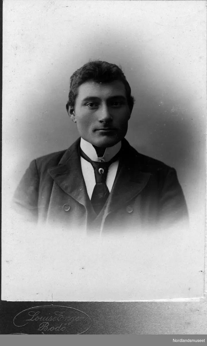 Portrett. Emil Jensen, f. 1882, Storvik, Gildeskål. Sønn av Otelius Jensen og Kristine Olsdtr.