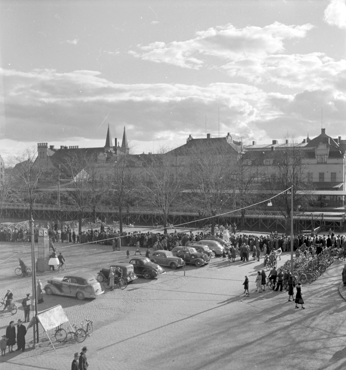 Gävle
Cirkusen har kommit till stan!
Ungdomscirkusen från Furuvik "Tusen & en natt". 22 april
På Fisktorget/Hamntorget står cirkusvagnarna  vid cirkustältet. Besökarna strömmar till













