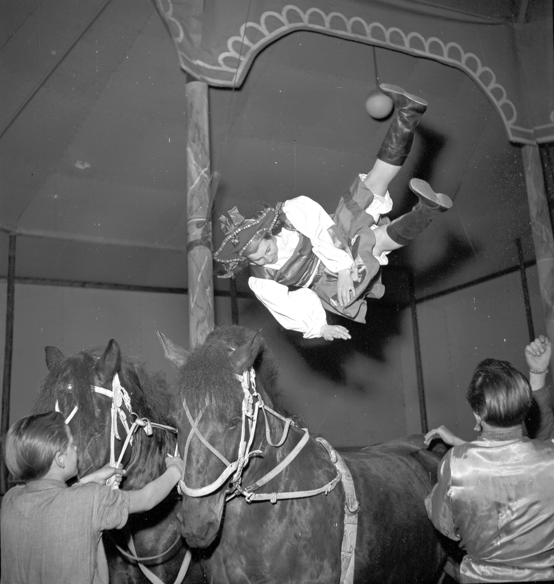 Furuvik
Folkdanslaget Furuviks Ungdomslag och Barnkabarén blev Furuviksbarnen.
Cirkusbyggnaden Teater-cirkus med ca 600 platser, uppförd 1940
Furuviksbarnen tränar inför turnén














